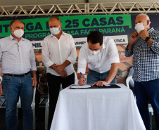 O governador Carlos Massa Ratinho Junior entrega nesta terça-feira (10) as chaves de 25 casas populares do Residencial Vila Torres a famílias de Prudentópolis, na região Centro-Sul do Paraná. Foto: Jonathan Campos/AEN