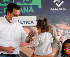 O governador Carlos Massa Ratinho Junior entrega nesta terça-feira (10) as chaves de 25 casas populares do Residencial Vila Torres a famílias de Prudentópolis, na região Centro-Sul do Paraná. Foto: Jonathan Campos/AEN