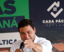 O governador Carlos Massa Ratinho Junior entrega nesta terça-feira (10) as chaves de 25 casas populares do Residencial Vila Torres a famílias de Prudentópolis, na região Centro-Sul do Paraná. Foto: Jonathan Campos/AEN