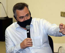 O secretário de Estado da Saúde, Beto Preto, recebeu hoje (11) os prefeitos da região de Maringá para discutir o fortalecimento do Samu Norte Novo, vacinação contra a Covid-19 e tratativas para liberação de recursos já aprovados para o Consórcio Público Intermunicipal de Saúde do Setentrião Paranaense (Cisamusep).Foto: Américo Antonio/SESA