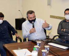O secretário de Estado da Saúde, Beto Preto, recebeu hoje (11) os prefeitos da região de Maringá para discutir o fortalecimento do Samu Norte Novo, vacinação contra a Covid-19 e tratativas para liberação de recursos já aprovados para o Consórcio Público Intermunicipal de Saúde do Setentrião Paranaense (Cisamusep).Foto: Américo Antonio/SESA
