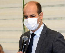 O secretário de Estado da Saúde, Beto Preto, recebeu hoje (11) os prefeitos da região de Maringá para discutir o fortalecimento do Samu Norte Novo, vacinação contra a Covid-19 e tratativas para liberação de recursos já aprovados para o Consórcio Público Intermunicipal de Saúde do Setentrião Paranaense (Cisamusep).Foto: Américo Antonio/SESA