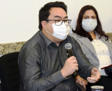 O secretário de Estado da Saúde, Beto Preto, recebeu hoje (11) os prefeitos da região de Maringá para discutir o fortalecimento do Samu Norte Novo, vacinação contra a Covid-19 e tratativas para liberação de recursos já aprovados para o Consórcio Público Intermunicipal de Saúde do Setentrião Paranaense (Cisamusep).Foto: Américo Antonio/SESA