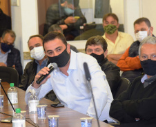 O secretário de Estado da Saúde, Beto Preto, recebeu hoje (11) os prefeitos da região de Maringá para discutir o fortalecimento do Samu Norte Novo, vacinação contra a Covid-19 e tratativas para liberação de recursos já aprovados para o Consórcio Público Intermunicipal de Saúde do Setentrião Paranaense (Cisamusep).Foto: Américo Antonio/SESA