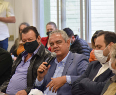 O secretário de Estado da Saúde, Beto Preto, recebeu hoje (11) os prefeitos da região de Maringá para discutir o fortalecimento do Samu Norte Novo, vacinação contra a Covid-19 e tratativas para liberação de recursos já aprovados para o Consórcio Público Intermunicipal de Saúde do Setentrião Paranaense (Cisamusep).Foto: Américo Antonio/SESA