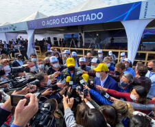 O governador Carlos Massa Ratinho Junior participou da apresentação de soluções tecnológicas para o agronegócio que se beneficiarão do 5G. A iniciativa faz parte da série de projetos-piloto de conectividade promovida pelo Ministério das Comunicações (Mcom).  -  Londrina, 12/08/2021  -  Foto: José Fernando Ogura/AEN