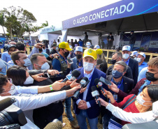 O governador Carlos Massa Ratinho Junior participou da apresentação de soluções tecnológicas para o agronegócio que se beneficiarão do 5G. A iniciativa faz parte da série de projetos-piloto de conectividade promovida pelo Ministério das Comunicações (Mcom).  -  Londrina, 12/08/2021  -  Foto: José Fernando Ogura/AEN