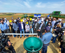 O governador Carlos Massa Ratinho Junior participou da apresentação de soluções tecnológicas para o agronegócio que se beneficiarão do 5G. A iniciativa faz parte da série de projetos-piloto de conectividade promovida pelo Ministério das Comunicações (Mcom).  -  Londrina, 12/08/2021  -  Foto: José Fernando Ogura/AEN