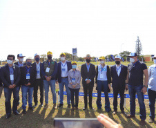 O governador Carlos Massa Ratinho Junior participou da apresentação de soluções tecnológicas para o agronegócio que se beneficiarão do 5G. A iniciativa faz parte da série de projetos-piloto de conectividade promovida pelo Ministério das Comunicações (Mcom).  -  Londrina, 12/08/2021  -  Foto: José Fernando Ogura/AEN
