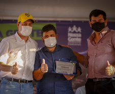 Trinta e duas famílias que viviam em condições precárias ou pagavam aluguel na cidade de Flórida, no Noroeste do Paraná, realizaram nesta quinta-feira (12) o sonho da casa própria. Elas receberam as chaves de suas novas moradias das mãos do governador Carlos Massa Ratinho Junior e não precisarão pagar nada por elas.  -  Flórida, 12/08/2021  -  Foto: Gilson abreu/AEN