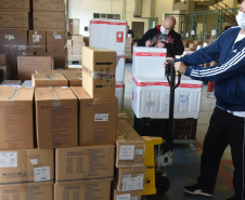 A Secretaria de Estado da Saúde (Sesa) iniciou na manhã deste sábado (7), a distribuição de 400.230 vacinas contra a Covid-19 para as 22 Regionais de Saúde do Paraná. O lote faz parte da 35ª  pauta de distribuição do Ministério da Saúde, enviada ao Estado nesta sexta-feira (6) com 415.790 doses. 57,6% do lote é destinado à primeira dose (D1) ou dose única (DU) e 42,4% para segunda dose (D2).  -  Curitiba, 07/08/2021  -  Foto: Américo Antonio/SESA
