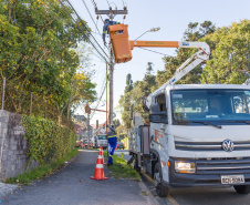 A Copel promove neste sábado (14) o mutirão anual de manutenção preventiva nas redes elétricas, com o objetivo de reduzir desligamentos de energia no período mais chuvoso do ano. Esta será a terceira edição do chamado "Dia D", com cerca de 2 mil trabalhadores em campo, em 79 municípios de todo o Paraná.  -  Curitiba, 13/08/2021  -  Foto: Copel