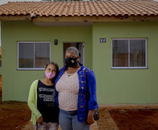 13.08.2021 Em Centenário do Sul, governador Carlos Massa Ratinho Junior entrega 30 casas populares gratuitamente a famílias em vulnerabilidade social
Ana Paula Vieira Dias de Souza é uma das beneficiadas pelo programa. Dona de casa, ela, o marido e seus dois filhos receberam a chave da casa própria.
Foto Gilson Abreu/AEN