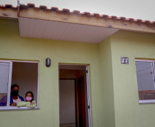 13.08.2021 Em Centenário do Sul, governador Carlos Massa Ratinho Junior entrega 30 casas populares gratuitamente a famílias em vulnerabilidade social
Ana Paula Vieira Dias de Souza é uma das beneficiadas pelo programa. Dona de casa, ela, o marido e seus dois filhos receberam a chave da casa própria.
Foto Gilson Abreu/AEN