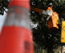 A Copel promove neste sábado (14) o mutirão anual de manutenção preventiva nas redes elétricas, com o objetivo de reduzir desligamentos de energia no período mais chuvoso do ano. Esta é  a terceira edição do chamado ?Dia D?Foto: Geraldo Bubniak/AEN