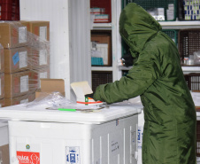 A Secretaria de Estado da Saúde (Sesa) iniciou nesta segunda-feira (16) a distribuição de mais 283.700 vacinas contra a Covid-19 para as 22 Regionais de Saúde do Paraná.  -  Curitiba, 16/08/2021  -  Foto: Américo Antonio/SESA