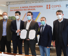 O governador Carlos Massa Ratinho Junior recebe  nesta segunda-feira (16),  o presidente da Copel, Daniel Slaviero e  Caique Agustini  presidente da AERP  para renovaçao de convenio.16/08/2021 - Foto: Geraldo Bubniak/AEN