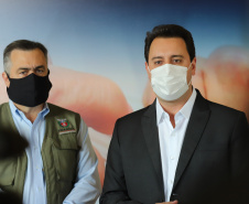 O governador Carlos Massa Ratinho Junior atende a imprensa nesta terça-feira (17) no Centro de Medicamentos do Paraná (Cemepar) sobre o avanço da campanha de vacinação contra a Covid-19 no Estado. O secretário estadual da Saúde, Beto Preto, acompanha a entrevista..17/08/2021 - Foto: Geraldo Bubniak/AEN