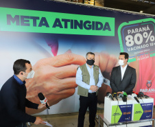 O governador Carlos Massa Ratinho Junior atende a imprensa nesta terça-feira (17) no Centro de Medicamentos do Paraná (Cemepar) sobre o avanço da campanha de vacinação contra a Covid-19 no Estado. O secretário estadual da Saúde, Beto Preto, acompanha a entrevista..17/08/2021 - Foto: Geraldo Bubniak/AEN