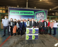 O governador Carlos Massa Ratinho Junior atende a imprensa nesta terça-feira (17) no Centro de Medicamentos do Paraná (Cemepar) sobre o avanço da campanha de vacinação contra a Covid-19 no Estado. O secretário estadual da Saúde, Beto Preto, acompanha a entrevista..17/08/2021 - Foto: Geraldo Bubniak/AEN