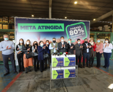 O governador Carlos Massa Ratinho Junior atende a imprensa nesta terça-feira (17) no Centro de Medicamentos do Paraná (Cemepar) sobre o avanço da campanha de vacinação contra a Covid-19 no Estado. O secretário estadual da Saúde, Beto Preto, acompanha a entrevista..17/08/2021 - Foto: Geraldo Bubniak/AEN