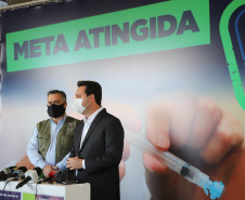 O governador Carlos Massa Ratinho Junior atende a imprensa nesta terça-feira (17) no Centro de Medicamentos do Paraná (Cemepar) sobre o avanço da campanha de vacinação contra a Covid-19 no Estado. O secretário estadual da Saúde, Beto Preto, acompanha a entrevista..17/08/2021 - Foto: Geraldo Bubniak/AEN