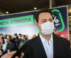 O governador Carlos Massa Ratinho Junior atende a imprensa nesta terça-feira (17) no Centro de Medicamentos do Paraná (Cemepar) sobre o avanço da campanha de vacinação contra a Covid-19 no Estado. O secretário estadual da Saúde, Beto Preto, acompanha a entrevista..17/08/2021 - Foto: Geraldo Bubniak/AEN