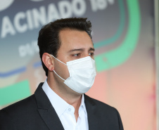 O governador Carlos Massa Ratinho Junior atende a imprensa nesta terça-feira (17) no Centro de Medicamentos do Paraná (Cemepar) sobre o avanço da campanha de vacinação contra a Covid-19 no Estado. O secretário estadual da Saúde, Beto Preto, acompanha a entrevista..17/08/2021 - Foto: Geraldo Bubniak/AEN