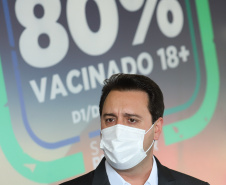 O governador Carlos Massa Ratinho Junior atende a imprensa nesta terça-feira (17) no Centro de Medicamentos do Paraná (Cemepar) sobre o avanço da campanha de vacinação contra a Covid-19 no Estado. O secretário estadual da Saúde, Beto Preto, acompanha a entrevista..17/08/2021 - Foto: Geraldo Bubniak/AEN