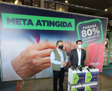 O governador Carlos Massa Ratinho Junior atende a imprensa nesta terça-feira (17) no Centro de Medicamentos do Paraná (Cemepar) sobre o avanço da campanha de vacinação contra a Covid-19 no Estado. O secretário estadual da Saúde, Beto Preto, acompanha a entrevista..17/08/2021 - Foto: Geraldo Bubniak/AEN