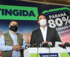 O governador Carlos Massa Ratinho Junior atende a imprensa nesta terça-feira (17) no Centro de Medicamentos do Paraná (Cemepar) sobre o avanço da campanha de vacinação contra a Covid-19 no Estado. O secretário estadual da Saúde, Beto Preto, acompanha a entrevista..17/08/2021 - Foto: Geraldo Bubniak/AEN