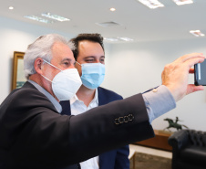 O governador Carlos Massa Ratinho Junior recebe  nesta quinta-feira (19) o Presidente nacional do Sebrae, Carlos do Carmo Andrade Melles, o presidente do Conselho Deliberativo do Sebrae/PR, Fernando Moraes e  o Diretor Superintendente - Sebrae/PR Vitor Roberto Tioqueta. O vice-governador Darci Piana acompanha a agenda. 19/08/2021 - Foto: Geraldo Bubniak/AEN