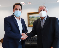 O governador Carlos Massa Ratinho Junior recebe  nesta quinta-feira (19) o Presidente nacional do Sebrae, Carlos do Carmo Andrade Melles, o presidente do Conselho Deliberativo do Sebrae/PR, Fernando Moraes e  o Diretor Superintendente - Sebrae/PR Vitor Roberto Tioqueta. O vice-governador Darci Piana acompanha a agenda. 19/08/2021 - Foto: Geraldo Bubniak/AEN