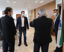 O governador Carlos Massa Ratinho Junior recebe  nesta quinta-feira (19) o Presidente nacional do Sebrae, Carlos do Carmo Andrade Melles, o presidente do Conselho Deliberativo do Sebrae/PR, Fernando Moraes e  o Diretor Superintendente - Sebrae/PR Vitor Roberto Tioqueta. O vice-governador Darci Piana acompanha a agenda. 19/08/2021 - Foto: Geraldo Bubniak/AEN