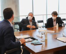 O governador Carlos Massa Ratinho Junior recebe  nesta quinta-feira (19) o Presidente nacional do Sebrae, Carlos do Carmo Andrade Melles, o presidente do Conselho Deliberativo do Sebrae/PR, Fernando Moraes e  o Diretor Superintendente - Sebrae/PR Vitor Roberto Tioqueta. O vice-governador Darci Piana acompanha a agenda. 19/08/2021 - Foto: Geraldo Bubniak/AEN