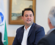 O governador Carlos Massa Ratinho Junior recebe  nesta quinta-feira (19) o Presidente nacional do Sebrae, Carlos do Carmo Andrade Melles, o presidente do Conselho Deliberativo do Sebrae/PR, Fernando Moraes e  o Diretor Superintendente - Sebrae/PR Vitor Roberto Tioqueta. O vice-governador Darci Piana acompanha a agenda. 19/08/2021 - Foto: Geraldo Bubniak/AEN