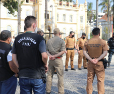 Denúncias de crimes e casos de violência na região Central da Capital embasaram a Ação Integrada de Fiscalização Urbana (AIFU), em parceria com a 1ª Companhia do 12º Batalhão da PM (12º BPM), a deflagrarem a primeira edição da operação Centro Seguro, nesta quinta-feira (19/08).   -  Curitiba, 19/08/2021  -  Foto: SESP-PR