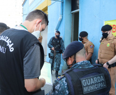 Denúncias de crimes e casos de violência na região Central da Capital embasaram a Ação Integrada de Fiscalização Urbana (AIFU), em parceria com a 1ª Companhia do 12º Batalhão da PM (12º BPM), a deflagrarem a primeira edição da operação Centro Seguro, nesta quinta-feira (19/08).   -  Curitiba, 19/08/2021  -  Foto: SESP-PR
