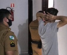 Denúncias de crimes e casos de violência na região Central da Capital embasaram a Ação Integrada de Fiscalização Urbana (AIFU), em parceria com a 1ª Companhia do 12º Batalhão da PM (12º BPM), a deflagrarem a primeira edição da operação Centro Seguro, nesta quinta-feira (19/08).   -  Curitiba, 19/08/2021  -  Foto: SESP-PR