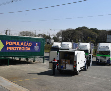 O Paraná recebeu nesta sexta-feira (20) mais 325.660 doses de vacinas contra a Covid-19. O lote enviado pelo Ministério da Saúde foi dividido em duas remessas, com 138.060 imunizantes produzidos pela Pfizer e 187.600 doses da CoronaVac. A distribuição para as 22 regionais que formam o sistema de saúde estadual começa já nesta sexta. -  Curitiba, 20/08/2021  -  Foto: Américo Antonio/SESA