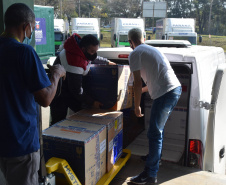 O Paraná recebeu nesta sexta-feira (20) mais 325.660 doses de vacinas contra a Covid-19. O lote enviado pelo Ministério da Saúde foi dividido em duas remessas, com 138.060 imunizantes produzidos pela Pfizer e 187.600 doses da CoronaVac. A distribuição para as 22 regionais que formam o sistema de saúde estadual começa já nesta sexta. -  Curitiba, 20/08/2021  -  Foto: Américo Antonio/SESA
