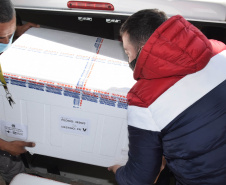 O Paraná recebeu nesta sexta-feira (20) mais 325.660 doses de vacinas contra a Covid-19. O lote enviado pelo Ministério da Saúde foi dividido em duas remessas, com 138.060 imunizantes produzidos pela Pfizer e 187.600 doses da CoronaVac. A distribuição para as 22 regionais que formam o sistema de saúde estadual começa já nesta sexta. -  Curitiba, 20/08/2021  -  Foto: Américo Antonio/SESA