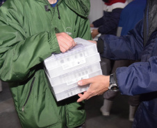 O Paraná recebeu nesta sexta-feira (20) mais 325.660 doses de vacinas contra a Covid-19. O lote enviado pelo Ministério da Saúde foi dividido em duas remessas, com 138.060 imunizantes produzidos pela Pfizer e 187.600 doses da CoronaVac. A distribuição para as 22 regionais que formam o sistema de saúde estadual começa já nesta sexta. -  Curitiba, 20/08/2021  -  Foto: Américo Antonio/SESA