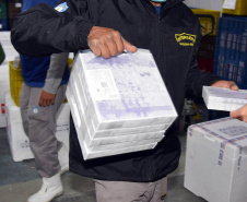 O Paraná recebeu nesta sexta-feira (20) mais 325.660 doses de vacinas contra a Covid-19. O lote enviado pelo Ministério da Saúde foi dividido em duas remessas, com 138.060 imunizantes produzidos pela Pfizer e 187.600 doses da CoronaVac. A distribuição para as 22 regionais que formam o sistema de saúde estadual começa já nesta sexta. -  Curitiba, 20/08/2021  -  Foto: Américo Antonio/SESA