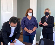 A prefeitura de Jaguariaíva é a mais nova parceria da Fomento Paraná no programa Banco do Empreendedor. A prefeita Alcione Lemos assinou nesta quinta, 19, o termo de cooperação técnica que permite ao município manter agentes de crédito credenciados e habilitados para atuar na intermediação de propostas de empréstimos de microcrédito.  -  Curitiba, 20/08/2021  -  Foto: Fomento Paraná