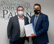 A prefeitura de Guarapuava a Controladoria-Geral do Estado assinaram, nesta segunda-feira (23), acordo de cooperação técnica para a rede Controla Paraná. Por meio dessa rede, todas as prefeituras do Paraná têm na CGE um parceiro no controle e monitoramento de seus recursos, por meio da troca de experiência e capacitação.  -  Curitiba, 23/08/2021  -  Foto: Gabrielly Pontes/CGE