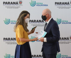 O governador Carlos Massa Ratinho Junior participa  nesta segunda-feira (23)  da premiação Amigos da Patria Voluntaria, ao lado da Presidente do conselho da Superintendência de Ação Solidária, a primeira-dama Luciana Saito Massa. 23/08/2021 - Foto: Geraldo Bubniak/AEN