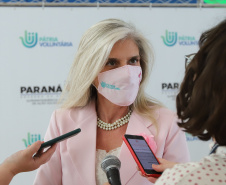O governador Carlos Massa Ratinho Junior participa  nesta segunda-feira (23)  da premiação Amigos da Patria Voluntaria, ao lado da Presidente do conselho da Superintendência de Ação Solidária, a primeira-dama Luciana Saito Massa. 23/08/2021 - Foto: Geraldo Bubniak/AEN