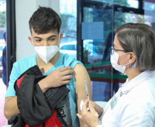 O município de Toledo, na Região Oeste do Estado, já vacinou 7.236 adolescentes de 12 a 17 anos, com a primeira dose do imunizante da Pfizer/BioNTech contra a Covid-19, até a manhã desta segunda-feira (30). Os dados da secretaria municipal representam mais de 63,2% da população de 11.438 adolescentes nesta faixa etária, segundo a estimativa do Ministério da Saúde.  -  Toledo, 30/08/2021  -  Foto: Fábio Ulsenheimer - Prefeitura de Toledo