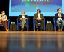 O Governo do Estado vai aportar R$ 50 milhões em 2022 para os procedimentos cirúrgicos eletivos. O anúncio foi feito nesta segunda-feira (30) pelo secretário de Estado da Saúde, Beto Preto, em reunião com a participação do vice-governador Darci Piana, diretores das 22 Regionais de Saúde, equipes técnicas, além de gestores e representantes municipais no evento ?Saúde em frente?. Foto: Américo Antonio/SESA